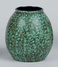 CATTEAU Charles (1880-1966) Vase moderniste en émaux satinés mats de forme boule...