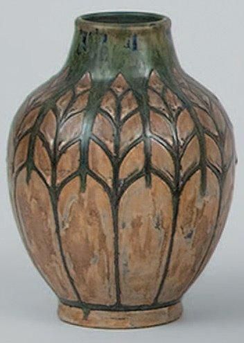 CATTEAU Charles (1880-1966) Vase en grès, de forme balustre à large col. Décor de...