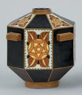 CATTEAU Charles (1880-1966) Vase en faïence fine et émaux mats, de forme octogonale...