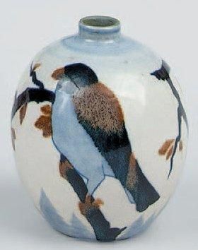 CATTEAU Charles (1880-1966) Vase en grès jaspé, de forme boule. Décor de corneilles...