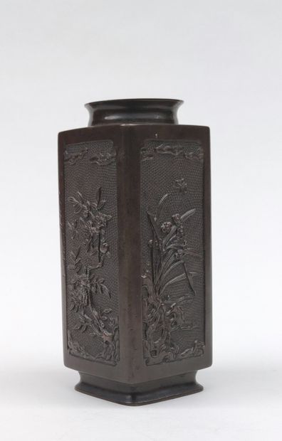 null 
Vase en bronze de section carrée, les quatre côtés à décor de branchages fleuris,...