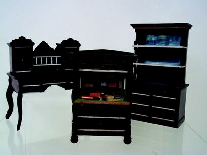 null 
Trois meubles miniatures de style Biedermeyer
 -un secrétaire avec 5 tiroirs...