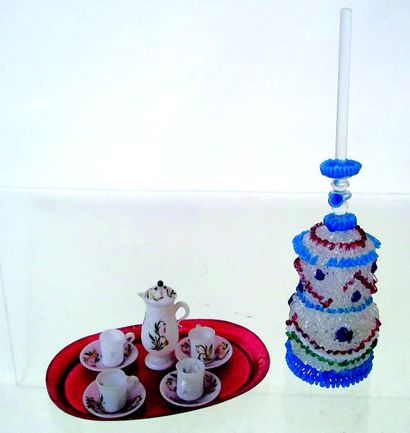 null 
A service in opaline on its tray + oil lamp in spun glass, H 7 cm +
 Servicein...