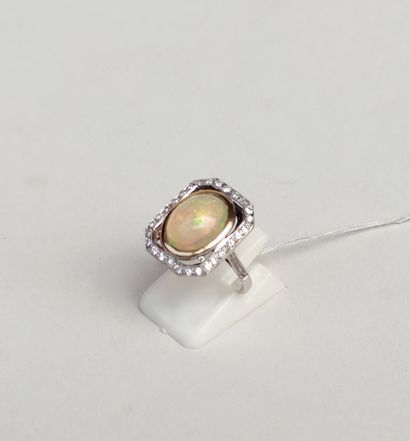  Bague en or jaune et gris 750°/00 sertie d'une opale et de petits diamants taille...
