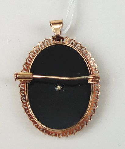 null 
A yellow gold 750°/°° PENDANT with a black stone cabochon on which is fixed...