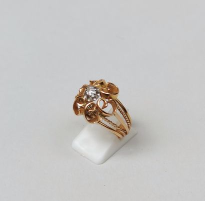  Yellow gold openwork ring with volutes centered on a small cut diamond Gross weight...