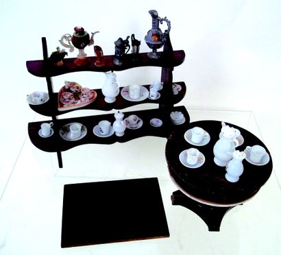 null 
Floor shelf in fine wood. Dimensions: 20x13 cm. Decorated with old glassware....