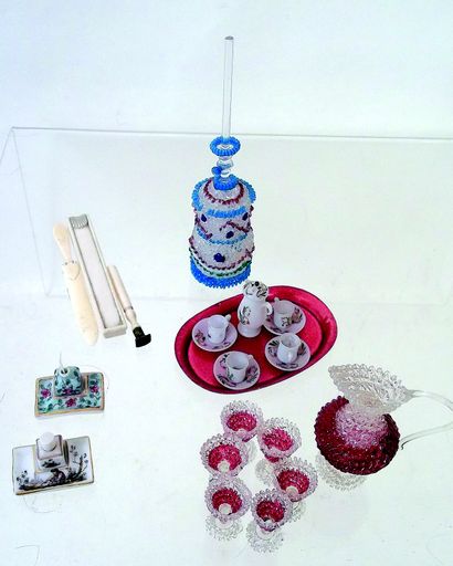 null 
A service in opaline on its tray + oil lamp in spun glass, H 7 cm +
 Servicein...