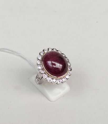 null 
Ring in white gold 750°/00, set with a cabochon ruby of about 10 carats and...