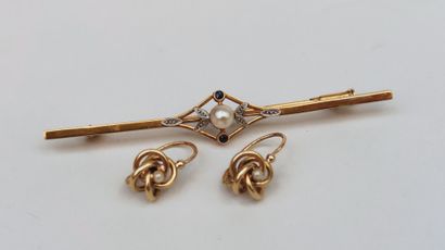  Brooch in yellow gold 750°/°° set with a cultured pearl, Gross weight: 3 g Pair...