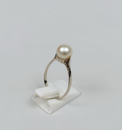  RING in white gold 750°/°° decorated with a solitary cultured pearl Gross weight...