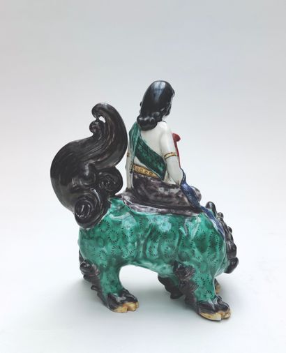  SUJET en céramique émaillée représentant une divinité assise sur une chimère , Chine...