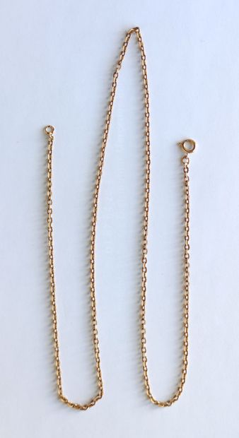 null 
CHAIN in yellow gold 750°/°° with links with grenetis pattern
Length : 58 cm...