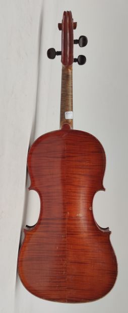 null 
VIOLON entier portant une étiquette marquée Léon Bernardelle avec un étui....