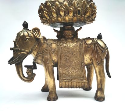 null 
CHINA - MING period (1368 - 1644), 17th century
Important gilded bronze statuette...