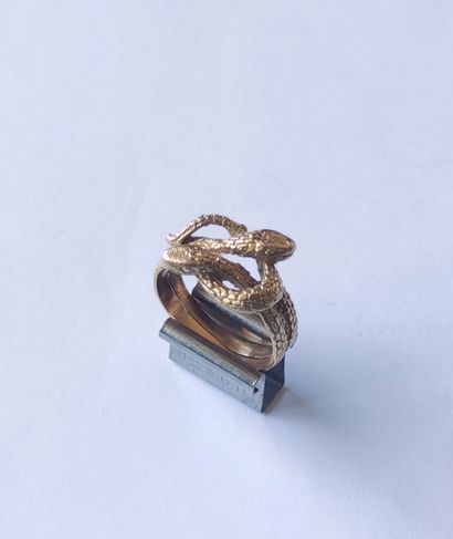  BAGUE en or jaune 750°/°° à motif de deux serpents entrelacés, formant un anneau...