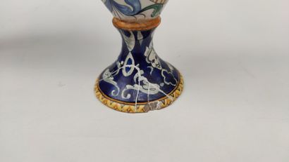 null 
Paire de vases à anses en faience émaillée polychrome dans le goût de Nevers...