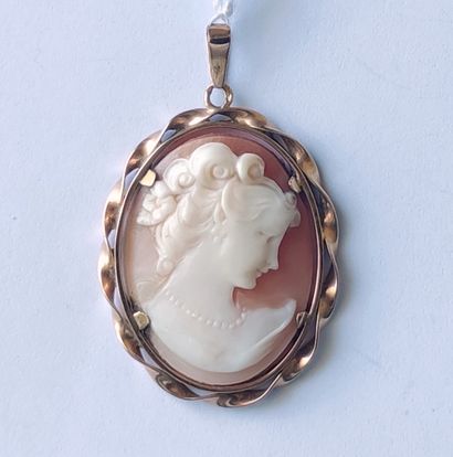 null 
Yellow gold pendant 750°/°° decorated with a shell cameo of a woman's profile...