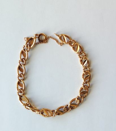 null 
BRACELET in yellow gold 750°/°° with links decorated with a stylized leaf,...