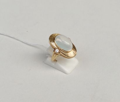  Ring in yellow gold 750°/00 set with a moonstone and brilliant-cut diamonds Finger...