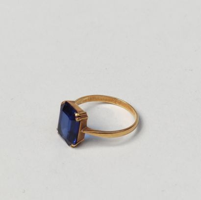  RING, set with a rectangular sapphire blue stone in yellow gold 750°/°° Gross weight...