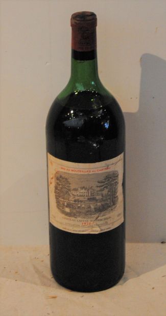 null 1 mag CHT LAFITE ROTHSCHILD 1975 (ETIQ LEG DECHIREE, DEMI EP? COULEUSE)