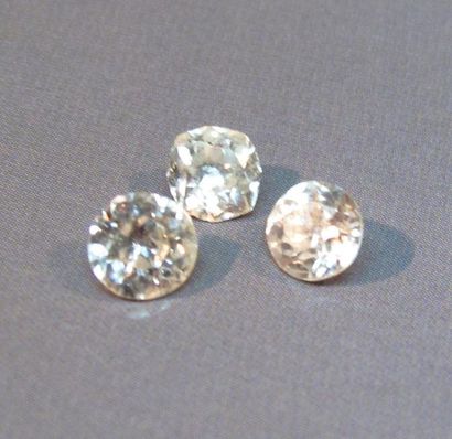 null Trois diamants taille ancienne. Poids : 1.17 ct