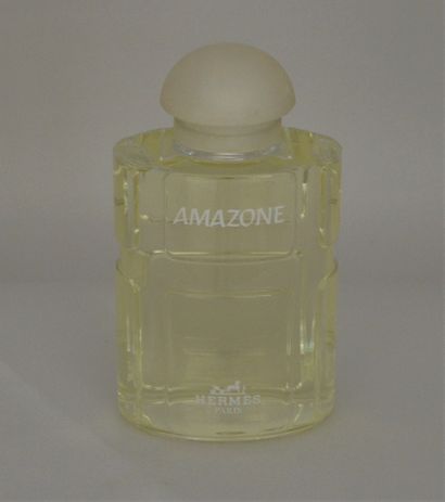 null Hermès - "Amazone" - (1974)

Flacon publicitaire décoratif en verre incolore.

h...