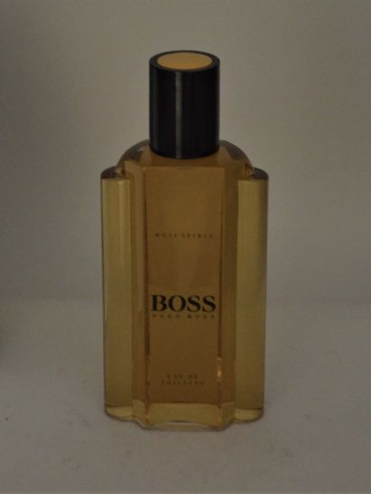 null Hugo Boss - (années 2000)

Flacon publicitaire décoratif en verre incolore.

h...