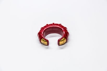 null Yves Saint Laurent - (années 1980)

Bracelet manchette en résine moulée teintée...