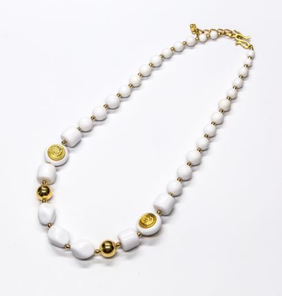 null Linea Chic - (années 1980)

Collier composé de 31 perles en résine blanche et...