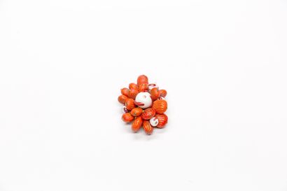 null Wolloch - (années 1960)

Broche en perles de verre imitation corail et jade...