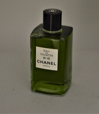 null Chanel - "N°19" - (1971)

Flacon publicitaire décoratif en verre incolore, modèle...