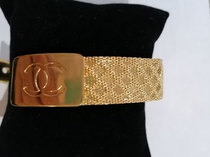 null Georges Desrue pour Chanel - (années 1980)

Bracelet ruban souple en métal doré...