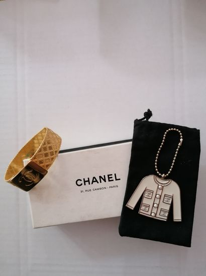 null Georges Desrue pour Chanel - (années 1980)

Bracelet ruban souple en métal doré...