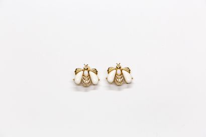 null Givenchy - (années 1990)

Paire de clips d'oreilles en métal doré agrémenté...