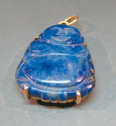 null BRELOQUE en or jaune, ornée d'un Bouddha en lapis-lazuli teinté. Poids: 6,80...