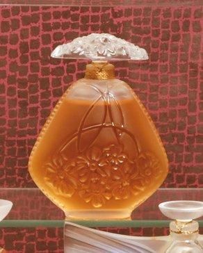 Lalique parfums « Jasmin » - (1994) Flacon en cristal massif incolore dépoli de section...