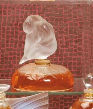 Lalique parfums « Le Nu » - (1996) Présenté dans son coffret cubique en carton gainé...