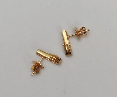  Pair of earrings in yellow gold 750°/00 set with a yellow spahir 
Gross weight :...