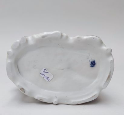 null Petit GROUPE, en porcelaine émaillée polychrome, représentant un galant conversant...
