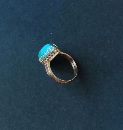  Yellow gold ring 750 °/°° set with a turquoise cabochon 
Gross weight : 5 gr Finger...