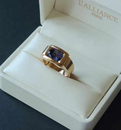 null 
Wide yellow gold ring 750 °/°° set with a cut stone. 

Gross weight : 16.8...