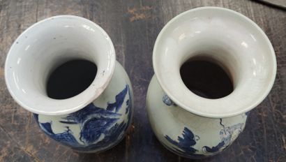 null 
Lot comprenant un cache pot et deux vases en céramique émaillée à décor de...