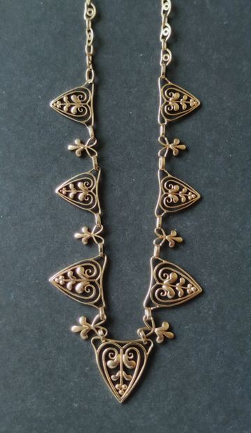  NECKLACE in yellow gold 750°/°° with seven openwork motifs of foliage interspersed...