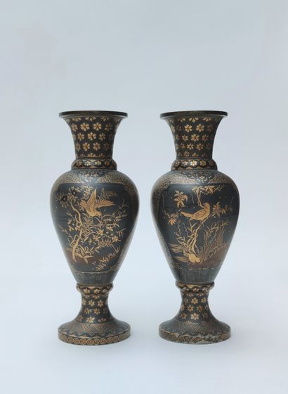null PETITE PAIRE de vases en métal de forme balustre, à décor laqué, doré sur fond...