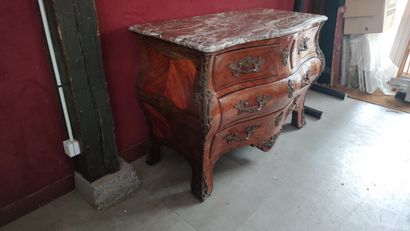 null 
Rectangular crossbow-shaped COMMODE in veneer, opening with four drawers on...