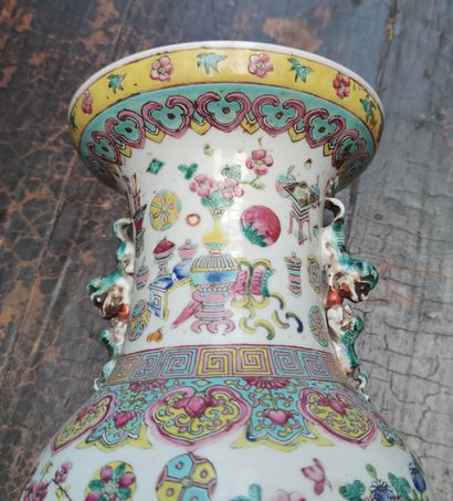 null VASE de forme balustre en porcelaine à décor floral et de mobilier chinois,...
