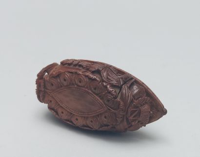 null Snuff box probably in boxwood carved with the Emperor Napoleon standing in front...