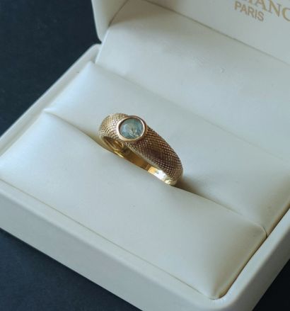  Yellow gold ring 750°/°° with chased facets and set with a small aquamarine cut...